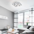 Lampa sufitowa LED FRADELO 4x3,5W zamontowana w nowoczesnym wnętrzu, z czterema okrągłymi punktami świetlnymi emitującymi ciepłe białe światło 3000K.