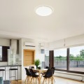 Okrągła lampa sufitowa LED FRANIA-A 12W zamontowana w jasnym wnętrzu, emitująca równomierne białe światło.