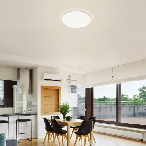 Okrągła lampa sufitowa LED FRANIA-A 12W zamontowana w jasnym wnętrzu, emitująca równomierne białe światło.