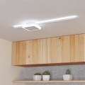 Lampa sufitowo-ścienna LED SARGINTO z białą, smukłą oprawą o krzyżującym się układzie ramion, zamontowana nad kuchnią i emitująca ciepłe białe światło 3000K.