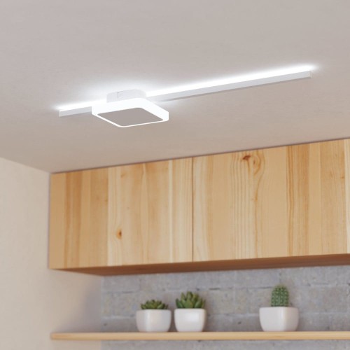 Lampa sufitowo-ścienna LED SARGINTO z białą, smukłą oprawą o krzyżującym się układzie ramion, zamontowana nad kuchnią i emitująca ciepłe białe światło 3000K.