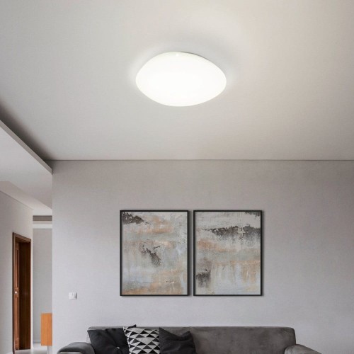 Okrągła lampa sufitowa LED SILERAS-A 36W zamontowana w jasnym wnętrzu, emitująca równomierne białe światło.