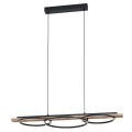 Lampa wisząca LED BOYAL z trzema owalnymi pierścieniami świetlnymi zawieszonymi pod czarną, podłużną podsufitką.