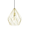 Zbliżenie lampy CARLTON ukazuje przestrzenny złoty klosz o geometrycznej, otwartej konstrukcji i smukłych metalowych ramionach.