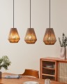 Nad komodą lampa wisząca ALDERNEY tworzy dekoracyjną kompozycję trzech naturalnych kloszy zawieszonych na różnych wysokościach.