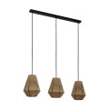 Lampa wisząca ALDERNEY z trzema kloszami z naturalnej nici tekstylnej, zawieszonymi na czarnych przewodach pod podłużną podsufitką.
