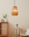 W jasnym wnętrzu lampa wisząca ALDERNEY tworzy dekoracyjny punkt światła nad komodą, podkreślając naturalny tekstylny klosz.