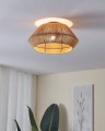 W jasnym wnętrzu lampa sufitowa ALDERNEY tworzy dekoracyjny akcent na suficie, podkreślając naturalny splot tekstylnego klosza.