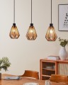 Nad komodą lampa wisząca ADWICKLE tworzy dekoracyjną kompozycję trzech naturalnych kloszy zawieszonych na różnych wysokościach.