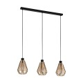 Lampa wisząca ADWICKLE z trzema stożkowymi kloszami z naturalnej tkaniny, zawieszonymi na czarnych przewodach pod podłużną podsufitką.