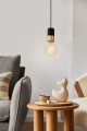 W jasnym wnętrzu lampa wisząca CALARI tworzy dekoracyjny akcent dzięki czarnej oprawce, mosiężnemu detalowi i widocznej żarówce.