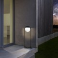 Lampa ogrodowa stojąca PRATA VECCHIA o wysokości 85 cm, ustawiona przy wejściu i emitująca światło z górnej części oprawy.
