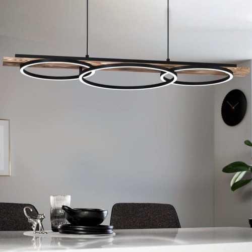 Lampa wisząca LED BOYAL z podłużnym drewnianym elementem i trzema świetlnymi pierścieniami, zawieszona nad wyspą kuchenną i emitująca ciepłe białe światło 3000K.