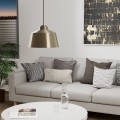 Lampa wisząca SOUTHERY z kremowym metalowym kloszem i detalami w kolorze szczotkowanego złota, zawieszona nad stolikiem w jasnym salonie.