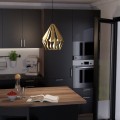 Lampa wisząca CARLTON z geometrycznym złotym kloszem, zawieszona nad stołem w nowoczesnej kuchni z ciemną zabudową.