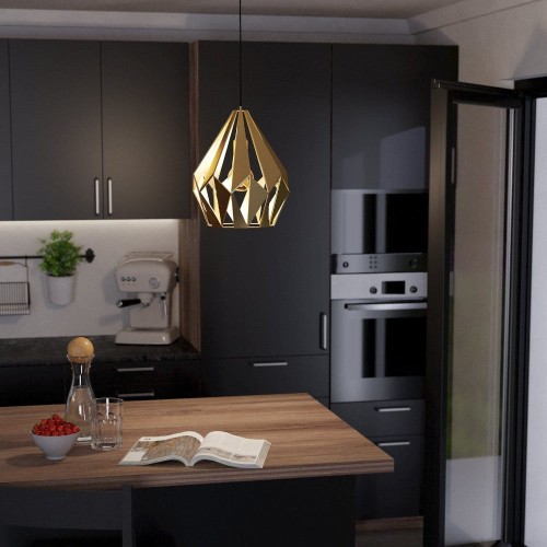Lampa wisząca CARLTON z geometrycznym złotym kloszem, zawieszona nad stołem w nowoczesnej kuchni z ciemną zabudową.