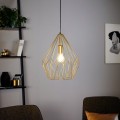 Lampa wisząca CARLTON z ażurowym złotym kloszem, zawieszona w salonie i emitująca ciepłe światło nad strefą wypoczynkową.