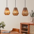 Lampa wisząca ALDERNEY z trzema kloszami z naturalnej nici tekstylnej, zawieszona nad komodą w jasnym wnętrzu.