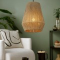 Lampa wisząca ALDERNEY z pojedynczym kloszem z naturalnej nici tekstylnej, zawieszona przy łóżku i emitująca ciepłe światło.
