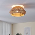 Lampa sufitowa ALDERNEY z naturalnym tekstylnym kloszem o szerokiej, zaokrąglonej formie, zamontowana w jasnym wnętrzu i emitująca ciepłe światło.