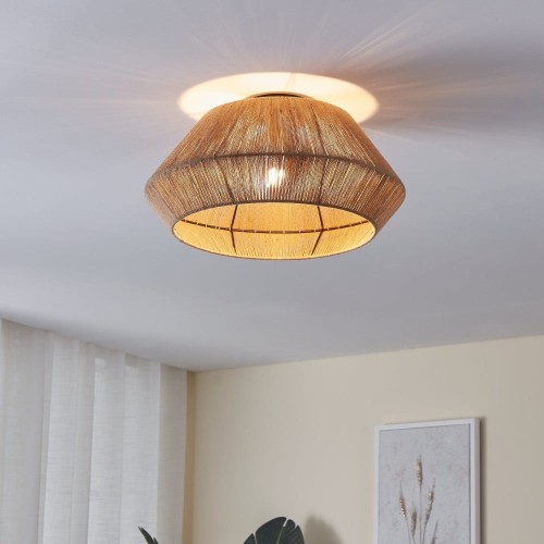 Lampa sufitowa ALDERNEY z naturalnym tekstylnym kloszem o szerokiej, zaokrąglonej formie, zamontowana w jasnym wnętrzu i emitująca ciepłe światło.