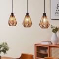 Lampa wisząca ADWICKLE z trzema kloszami z naturalnej tkaniny, zawieszona nad komodą w jasnym wnętrzu.