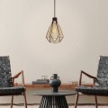 Lampa wisząca ADWICKLE z pojedynczym kloszem z naturalnej tkaniny, zawieszona nad stołem w jasnym wnętrzu.