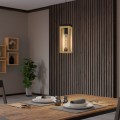 Lampa wisząca NAFFERTON z pojedynczą drewnianą oprawką w brązowym wykończeniu, zawieszona nad stołem w nowoczesnym wnętrzu.