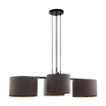 Lampa wisząca HONDURAS z trzema kloszami z tkaniny cappuccino, złotymi wnętrzami oraz czarną podsufitką i przewodami.