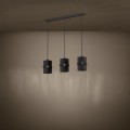Na ciemnym tle lampa wisząca PARAGUAIO tworzy kompozycję trzech punktów światła, podkreślając czarne cylindryczne klosze.
