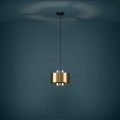 Na ciemnym tle lampa wisząca DUGLIA tworzy dekoracyjny punkt światła, podkreślając złoty element i przezroczystą część klosza.