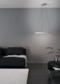 W nowoczesnym salonie lampa wisząca LED CADINARO subtelnie rozświetla wnętrze, wyróżniając się lekką formą świetlnego pierścienia.