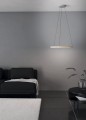 Nad strefą wypoczynkową lampa LED CADINARO tworzy dekoracyjny akcent na suficie dzięki okrągłej oprawie i ciepłej barwie światła.