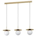Lampa wisząca ARENALES z trzema kulistymi kloszami z białego szkła, zawieszonymi pod podłużną belką w kolorze szczotkowanego mosiądzu.