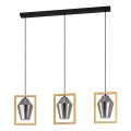 Lampa wisząca VIGLIONI z trzema szklanymi kloszami w drewnianych ramach, zawieszonymi na czarnych przewodach pod podłużną podsufitką.