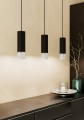 Nad kuchennym blatem lampa wisząca BUTRANO tworzy liniową kompozycję trzech czarnych cylindrycznych opraw z metalowymi detalami w srebrnym wykończeniu.