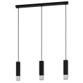 Lampa wisząca BUTRANO z trzema smukłymi metalowymi kloszami w czarnym kolorze, zawieszonymi na przewodach pod podłużną podsufitką.