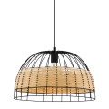 Zbliżenie lampy ANWICK ukazuje półkolisty klosz z pionowych rattanowych elementów, czarną metalową górną część i otwartą konstrukcję.