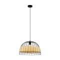 Lampa wisząca ANWICK z pojedynczym ażurowym kloszem z naturalnego rattanu, czarnym metalowym wykończeniem i okrągłą podsufitką.
