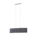 Lampa wisząca TAMARESCO z szerokim prostokątnym kloszem z szarego aksamitu, zawieszonym na dwóch przewodach pod podsufitką w kolorze matowego niklu.