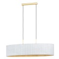 Lampa wisząca TAMARESCO z szerokim prostokątnym kloszem z białego aksamitu, zawieszonym na dwóch przewodach pod złotą podsufitką.