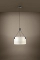 Na ciemnym tle lampa wisząca TORTOLA emituje delikatne światło przez biały tekstylny klosz, podkreślając jego zaokrągloną formę i czarne detale.