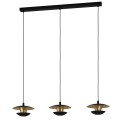 Lampa wisząca NUVANO z trzema okrągłymi metalowymi kloszami, zawieszonymi na czarnych przewodach pod podłużną podsufitką, ze złotymi detalami.