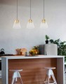 Nad kuchennym blatem lampa wisząca CERASELLA tworzy liniową kompozycję trzech szklanych kloszy GU10 z mosiężnymi detalami i smukłymi przewodami zawieszenia.