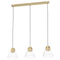 Lampa wisząca CERASELLA z trzema przezroczystymi szklanymi kloszami, zawieszonymi na przewodach pod podłużną podsufitką w kolorze szczotkowanego mosiądzu.