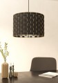Nad stolikiem lampa wisząca MARASALES prezentuje czarny abażur z dekoracyjnym mosiężnym wzorem, tworząc elegancki akcent w jasnym pomieszczeniu.