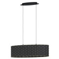 Lampa wisząca MARASALES z szerokim cylindrycznym kloszem z czarnej tkaniny, zawieszonym na dwóch przewodach pod podłużną czarną podsufitką.