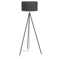 Lampa podłogowa MARASALES z czarnym tekstylnym kloszem ozdobionym geometrycznym wzorem w kolorze mosiądzu, osadzona na trzech smukłych metalowych nogach.