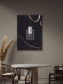 Lampa wisząca MILLIGAN z metalowym kloszem o kratkowanej konstrukcji, zawieszona na długim przewodzie w pomieszczeniu z ciemną ścianą.