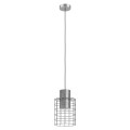 Lampa wisząca MILLIGAN z ażurowym metalowym kloszem o cylindrycznej formie, zawieszonym na przewodzie pod okrągłą podsufitką w jasnym wykończeniu.